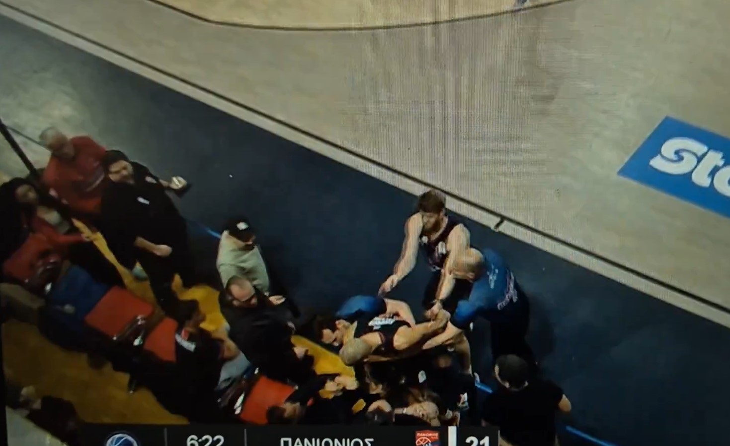 Haos u Grčkoj: Evan Furnije se zaleteo na navijača u prvom redu, sudija ga "zaključao" iza leđa