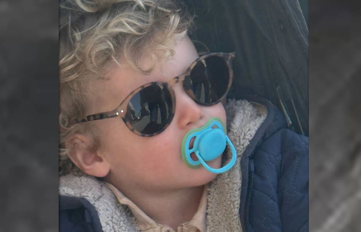 Mali Isaija je pravi šmeker od malih nogu! Uz lokne nosi tigraste naočare, slika Cecinog unuka raznežila sve