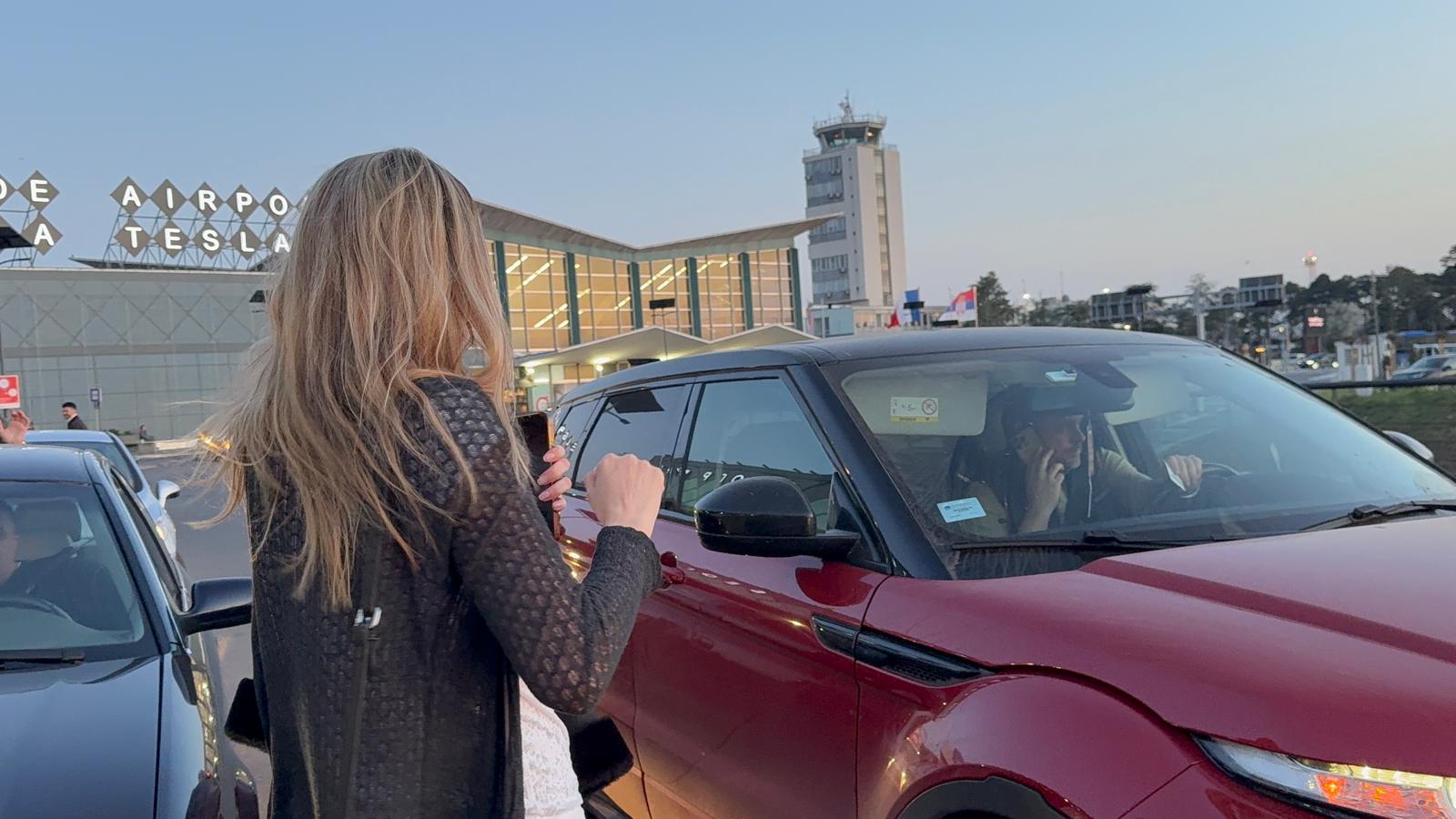 Ovo je zgodni partner Rade Manojlović: Došao po nju u skupocenoj mašini, pevačica puca od sreće