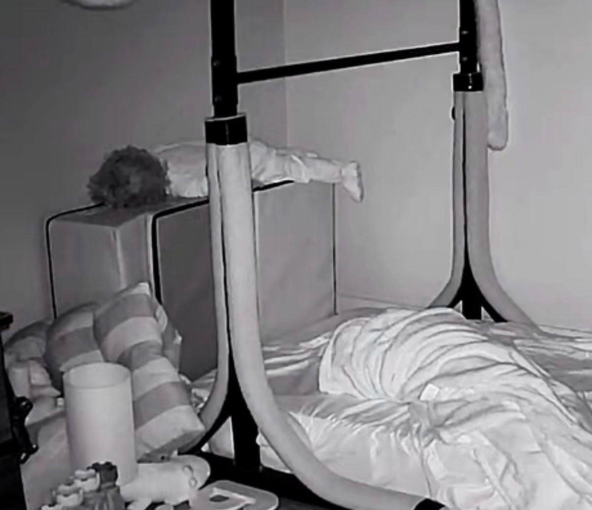 Stavila sina da spava, a onda je POGLEDALA KAMERU i zaledila se: "Znam za hodanje u snu, ali OVO..."