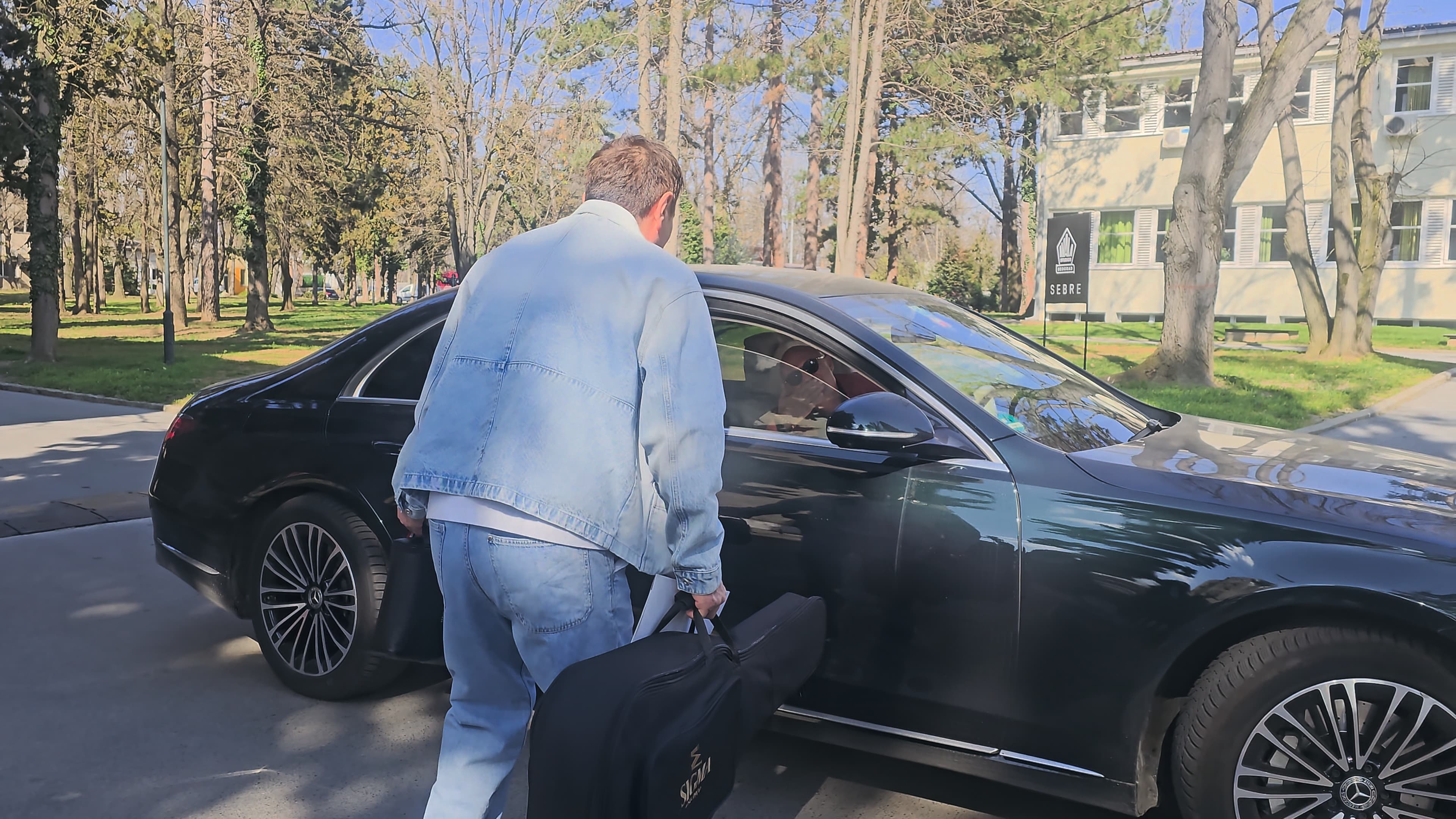 Mili se besnom mašinom zaleteo na Kebu ispred Granda, Kojić se izbezumio: “Ma, idi, bre, da l' si normalan?!”