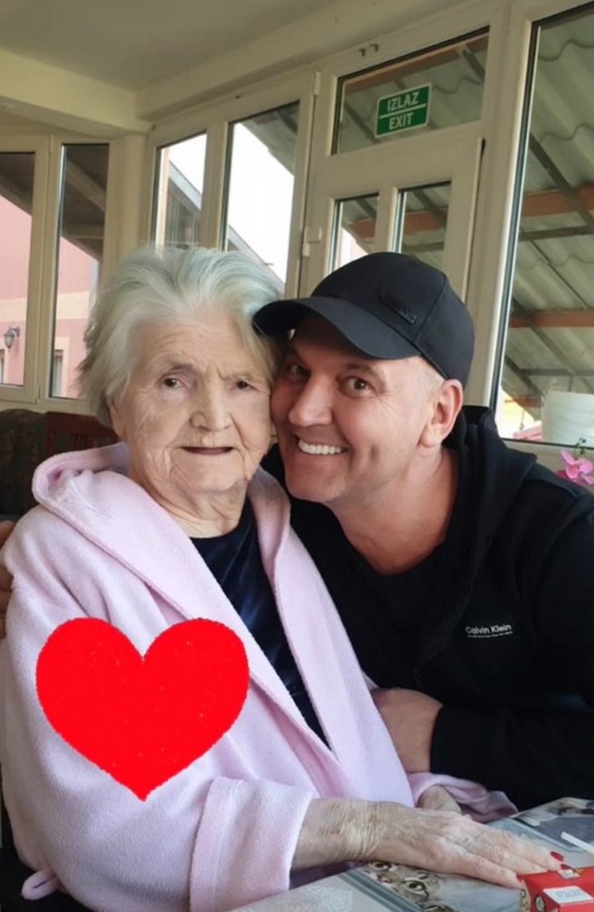 "Bila je na samrti, sada pijemo kafu" Milan posetio majku u staračkom domu, skoro 3 meseca bila na aparatima