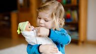 Mama videla kako ćerka vezuje ruke lutki, a onda je saznala jezivu istinu: Snimci sa kamera sve potvrdili