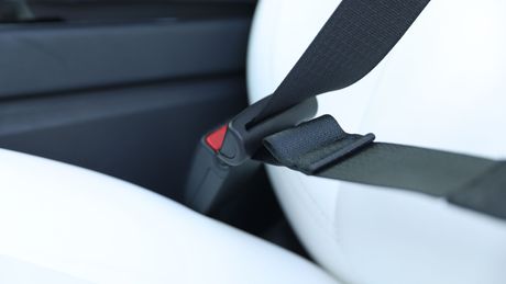 Mala omča, pojas, automobil