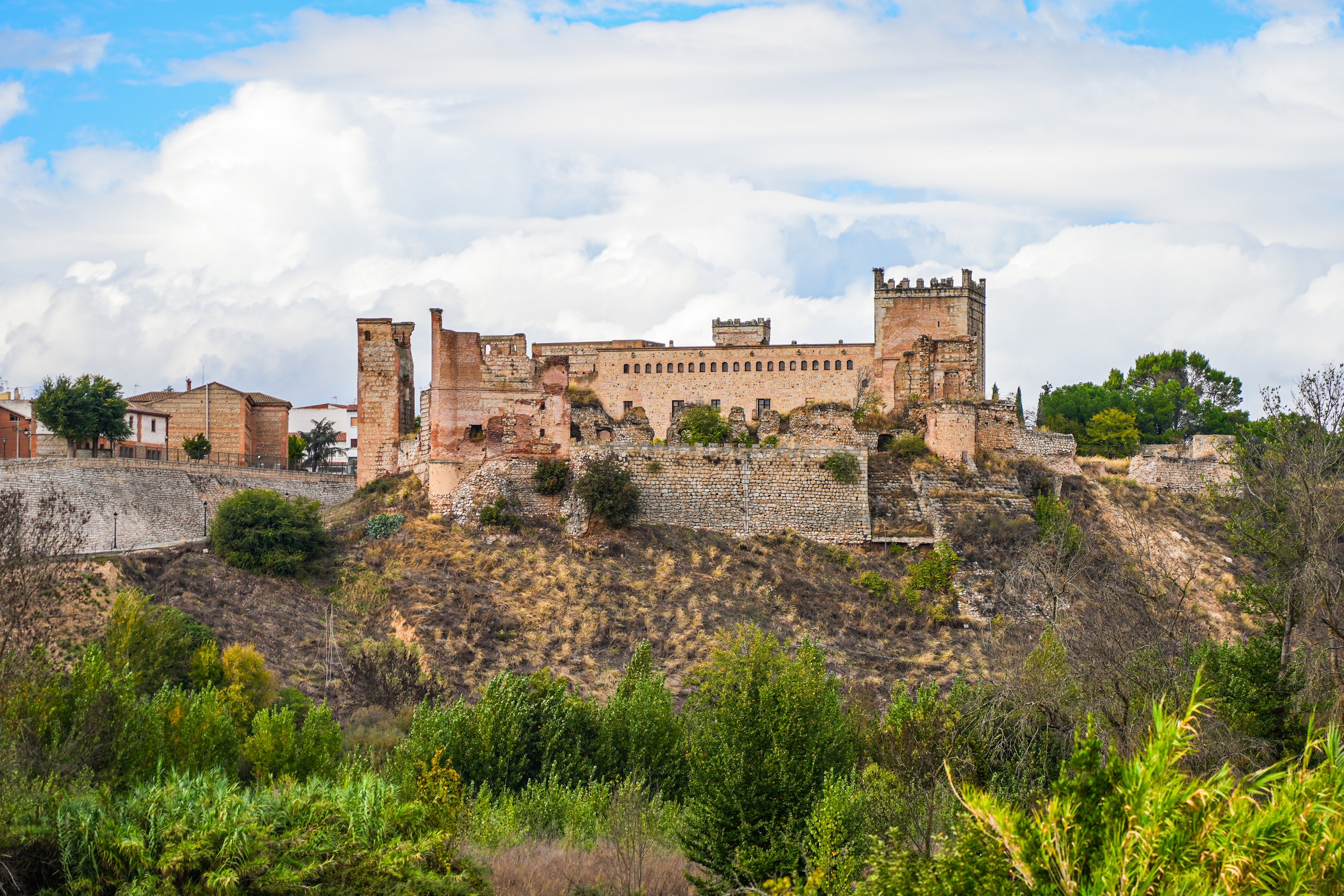 Deo španskog zamka iz 15. veka se srušio pred zaprepašćenim turistima: Kulu dokusurile jake padavine?