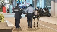 Policija "privela" robota jer je uznemiravao staricu na ulici usred noći