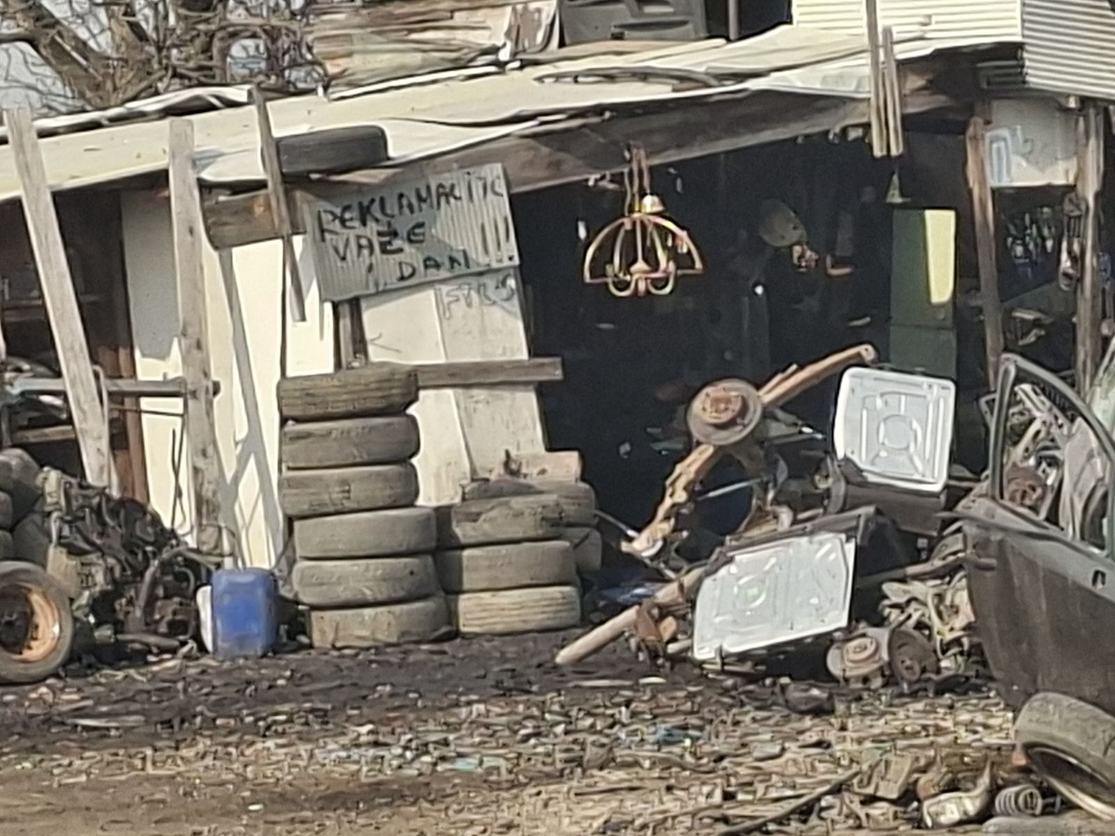 Na autootpadu u Železniku... Da li je ovo najjača biznis poruka u Srbiji?