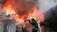 Prve slike sa mesta požara na Bežaniji: Gust dim prekrio naselje, vatrogasci se bore sa vatrenom stihijom