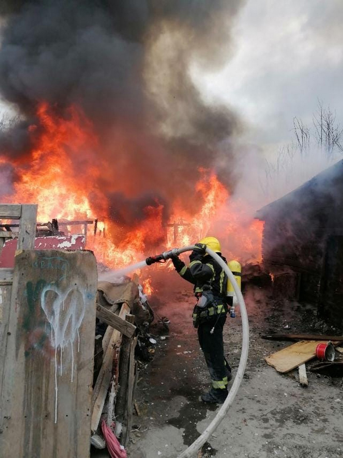 Prve slike sa mesta požara na Bežaniji: Gust dim prekrio naselje, vatrogasci se bore sa vatrenom stihijom
