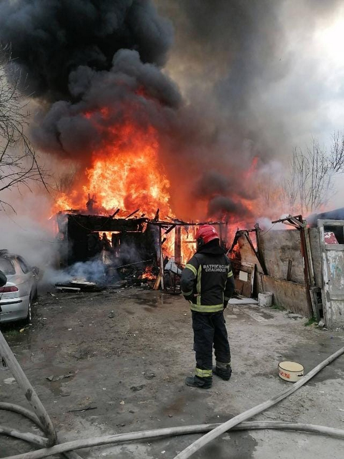 Drama u Rumenki! Vatra gutala pomoćni objekat, vatrogasci u poslednjem trenutku spasili kuću