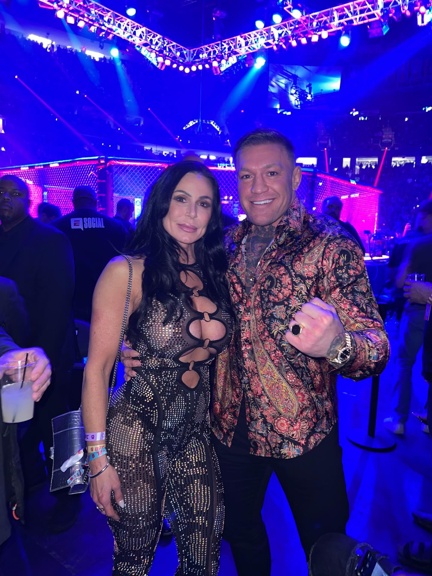 Konor Mekgregor u društvu jedne od najpoznatijih glumica za odrasle, njena poruka je jasna