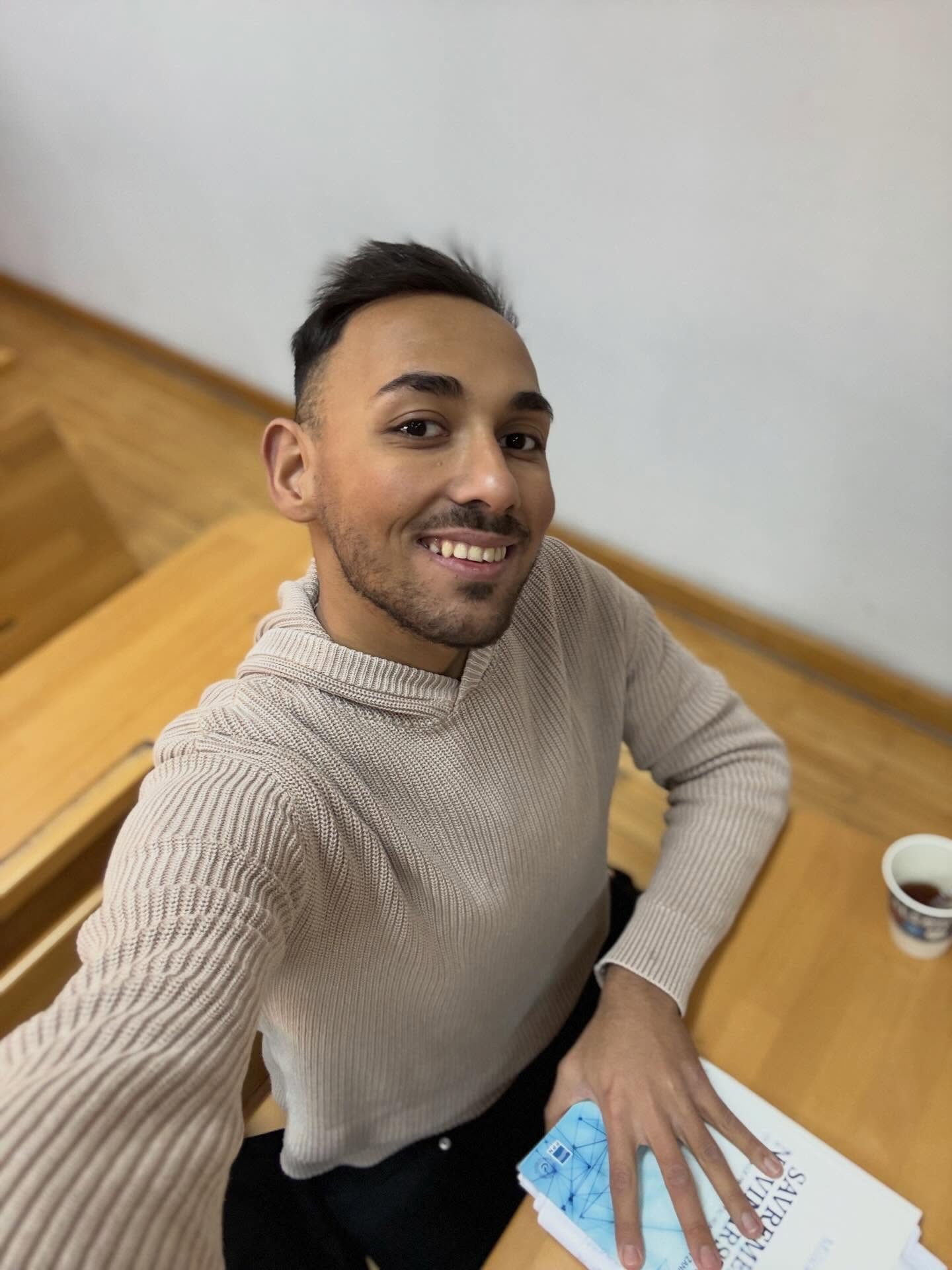 "Kažu da sam neobrazovani crni Cigan..." Bivši učesnik Zadruge uz knjigu s fakulteta odgovorio na prozivke