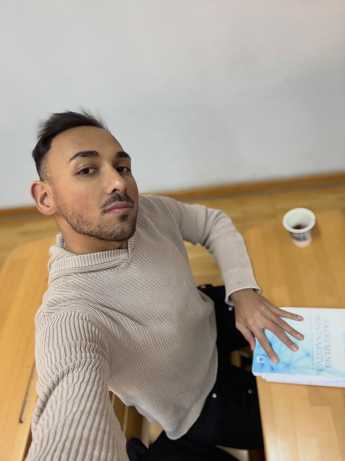 "Kažu da sam neobrazovani crni Cigan..." Bivši učesnik Zadruge uz knjigu s fakulteta odgovorio na prozivke