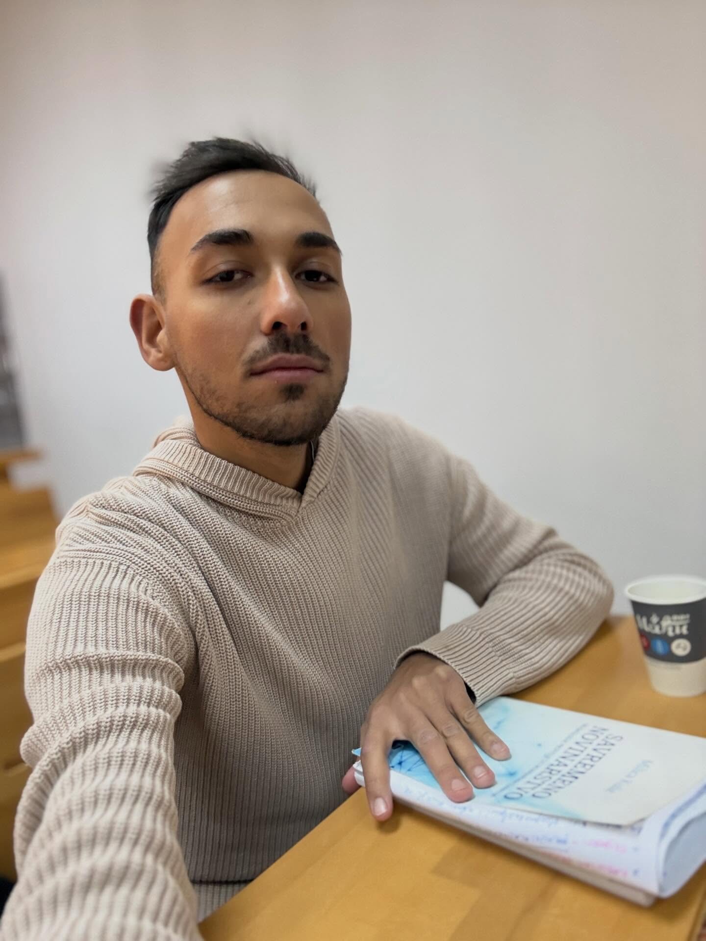 "Kažu da sam neobrazovani crni Cigan..." Bivši učesnik Zadruge uz knjigu s fakulteta odgovorio na prozivke