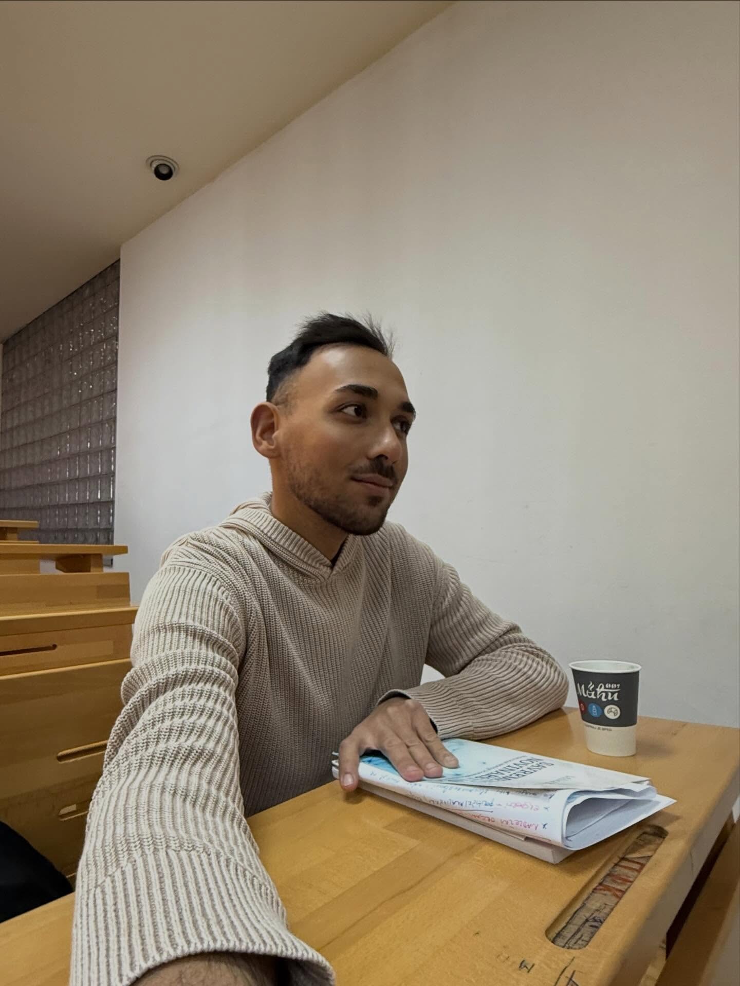 "Kažu da sam neobrazovani crni Cigan..." Bivši učesnik Zadruge uz knjigu s fakulteta odgovorio na prozivke