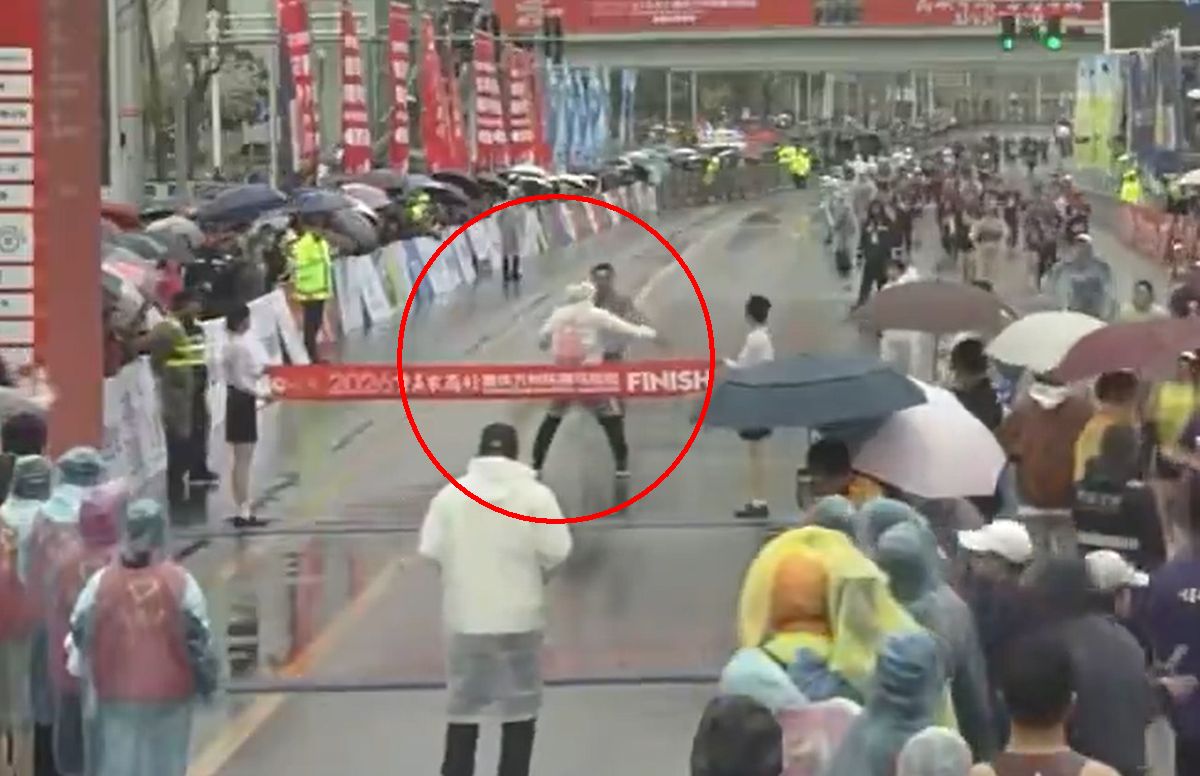 Neviđen skandal na maratonu: Sudija uleteo na stazu i gurnuo trkača pred ciljem, kazna je rigorozna