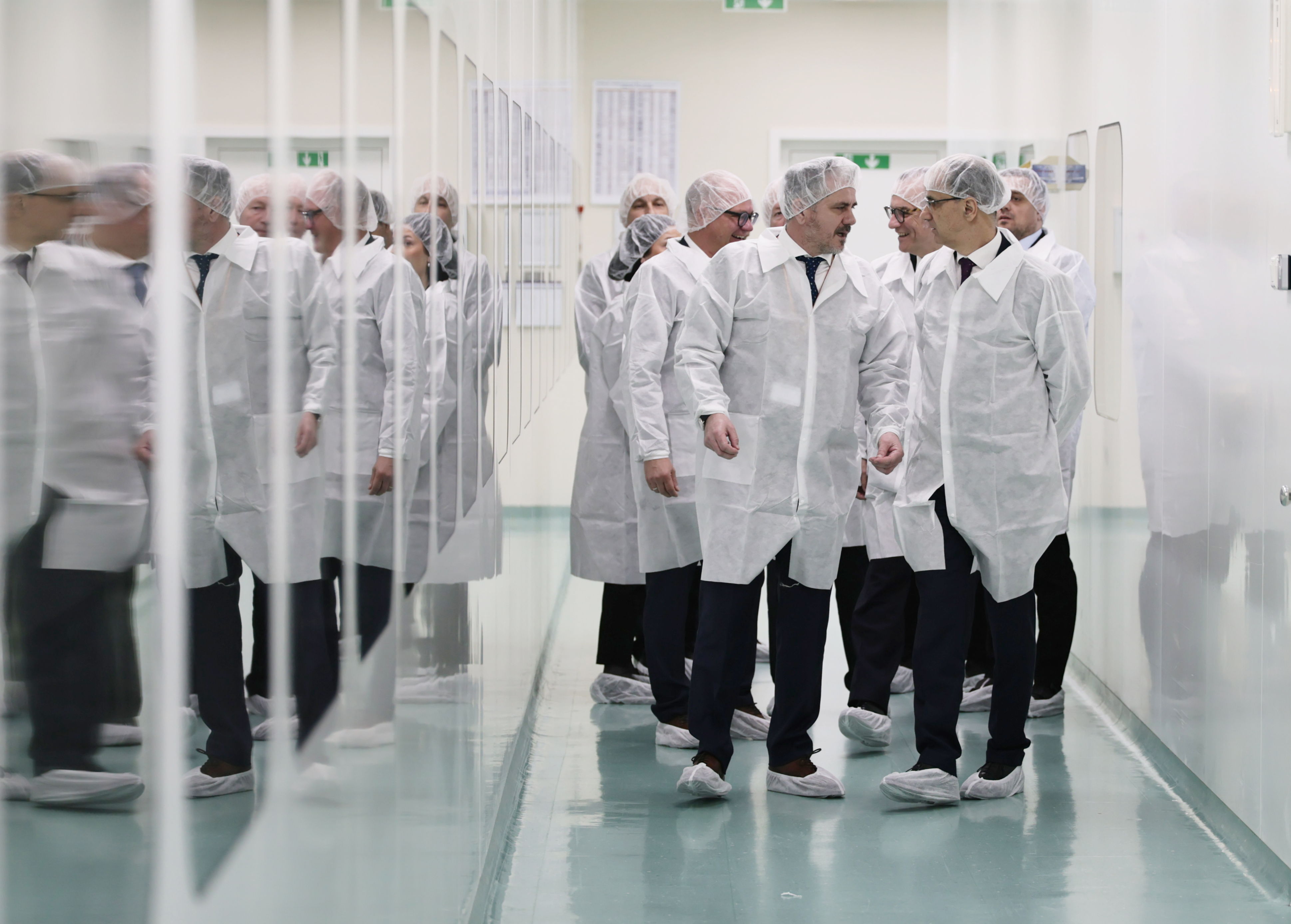 Premijer Đuro Macut u Vršcu: Obišao pogone kompaniјe "Hemofarm"