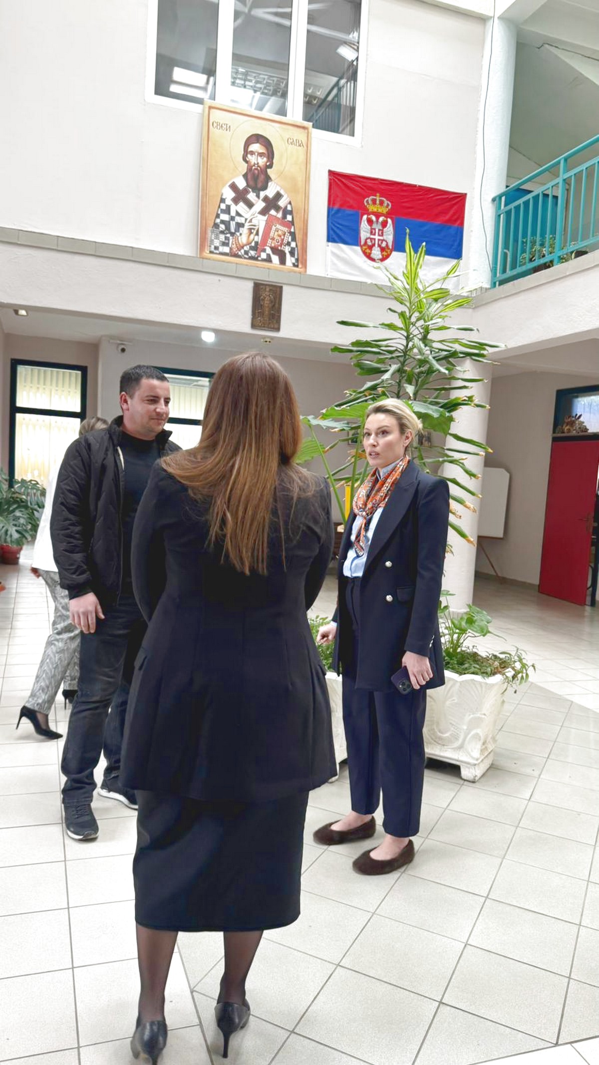 Dajana Paunović uručila donaciju u vidu sportske opreme OŠ Braća Aksić u Lipljanu