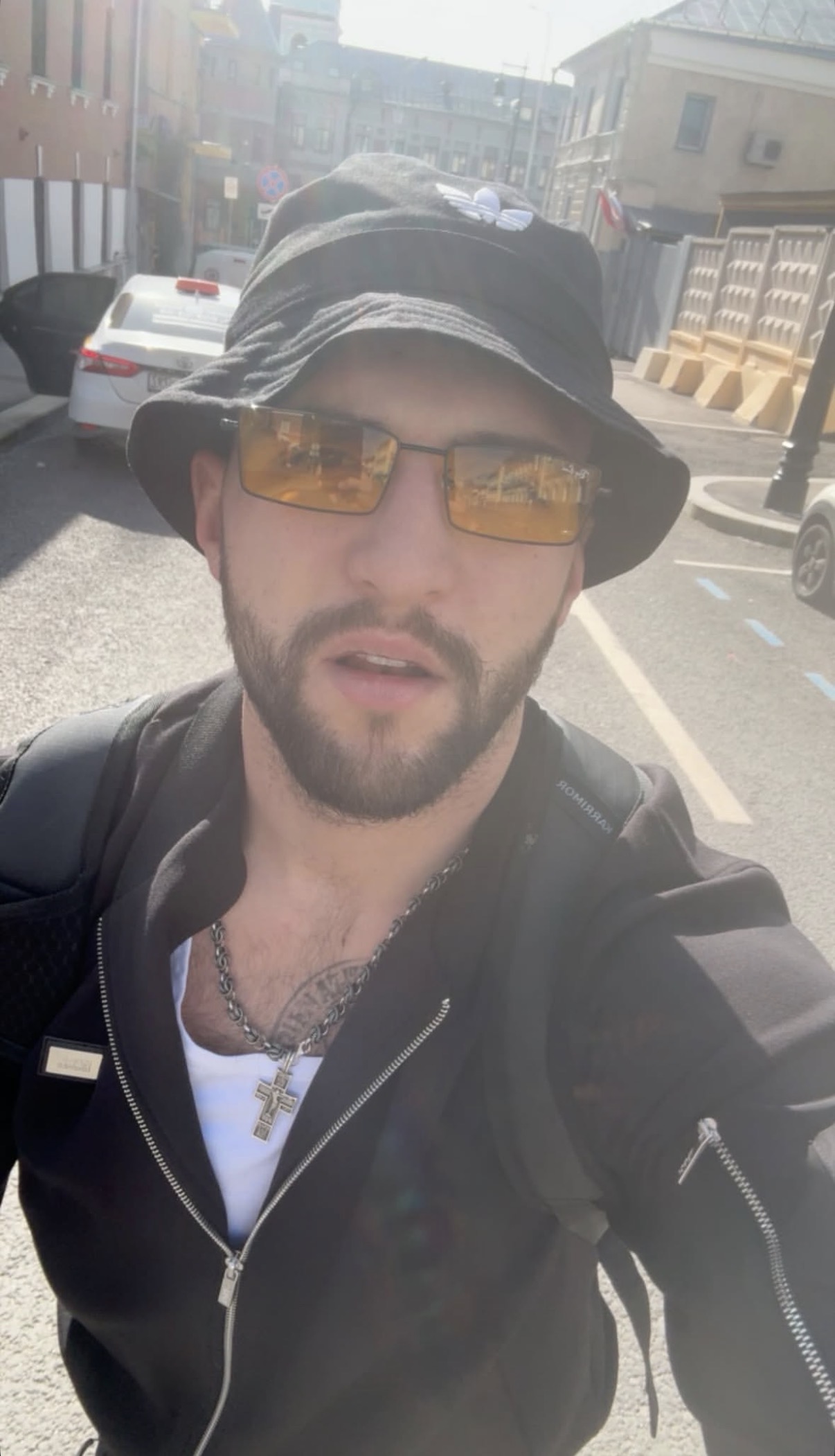 Šeširić, pederuša... Hit stajling Veljka Ražnatovića u Rusiji, ovo bi malo kom muškarcu stajalo ovako dobro