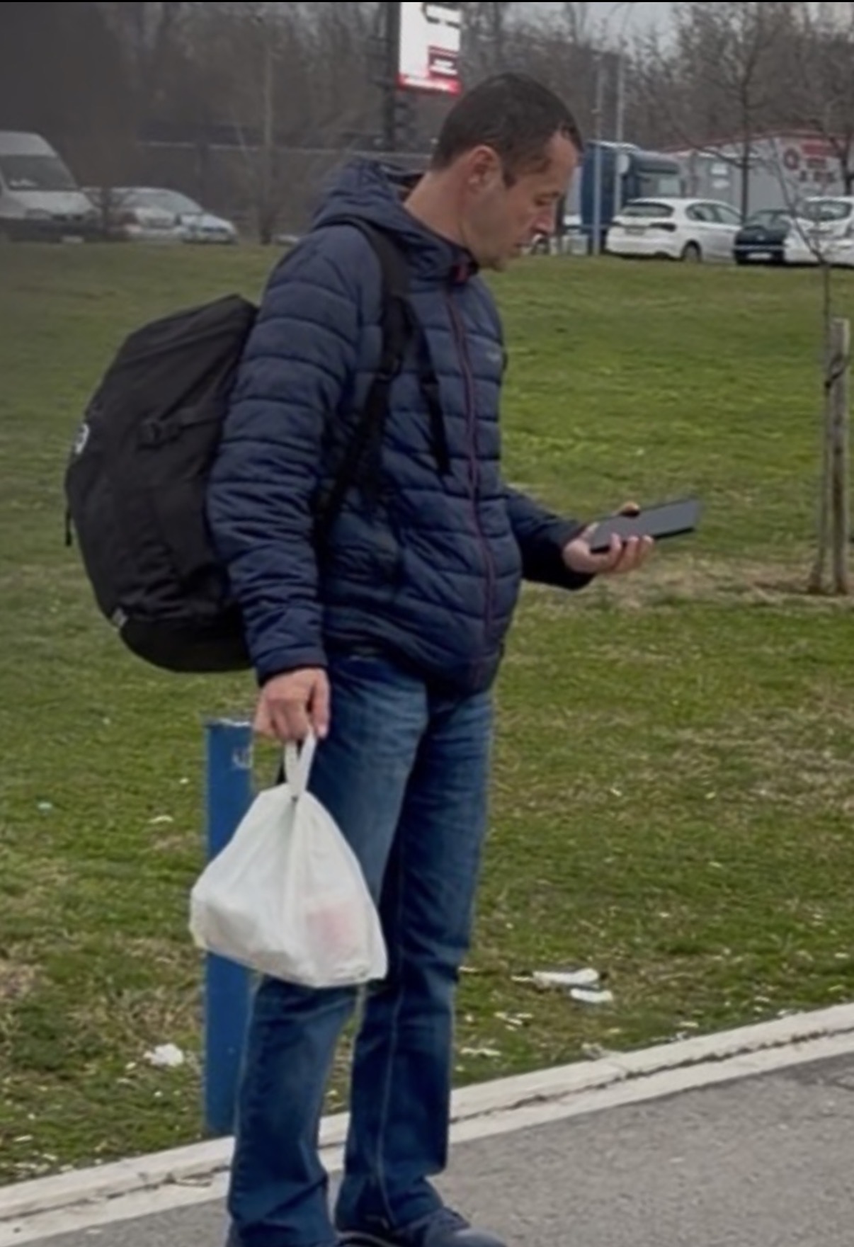 Snimili smo našeg pevača na stanici GSP-a: Nekad je zarađivao 400.000 maraka mesečno i imao jahtu, a danas...