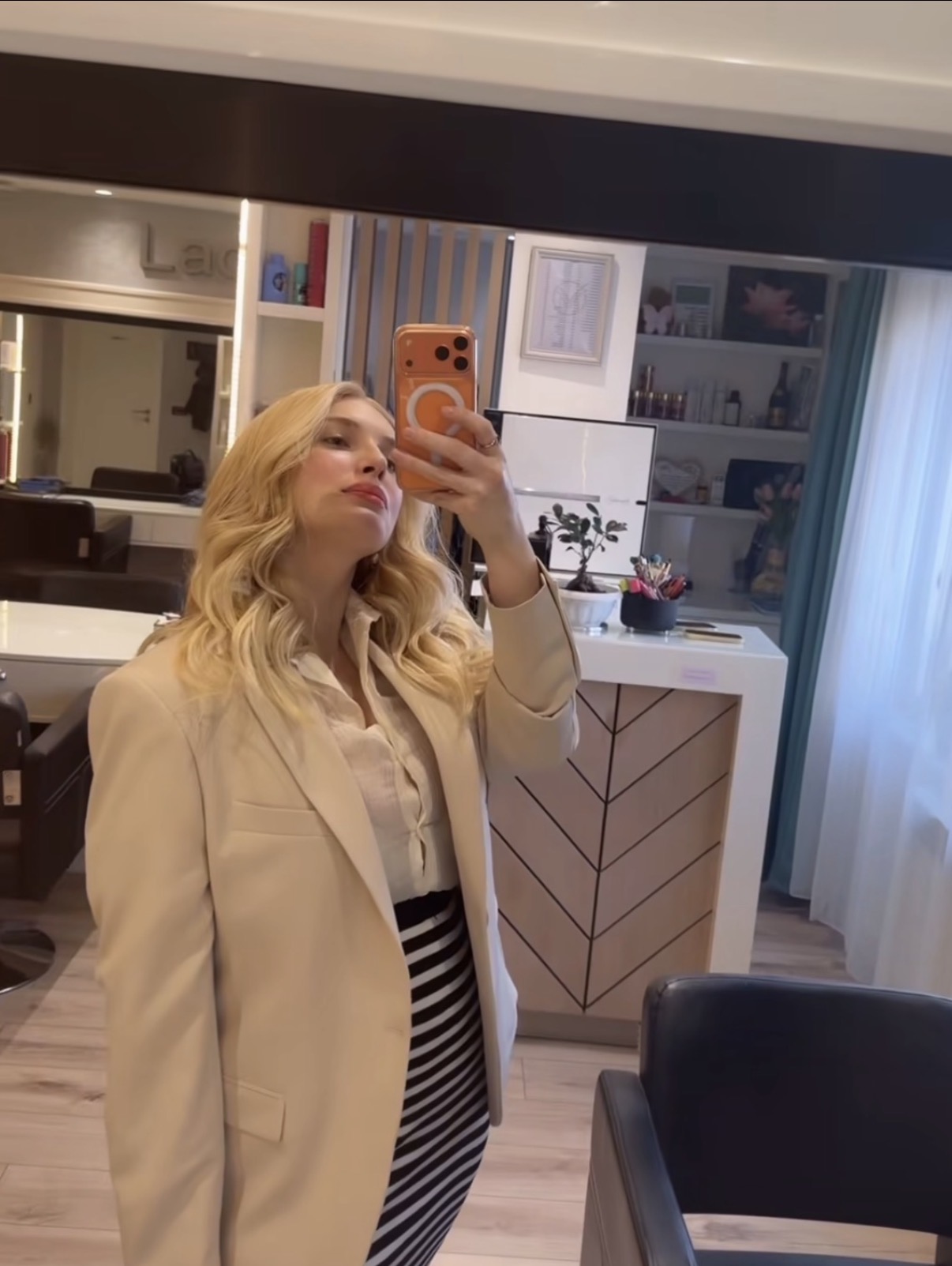 Nestvaran izgled naše pevačice 20 dana nakon porođaja! Otišla na sređivanje, prošetala izrez do pola butine