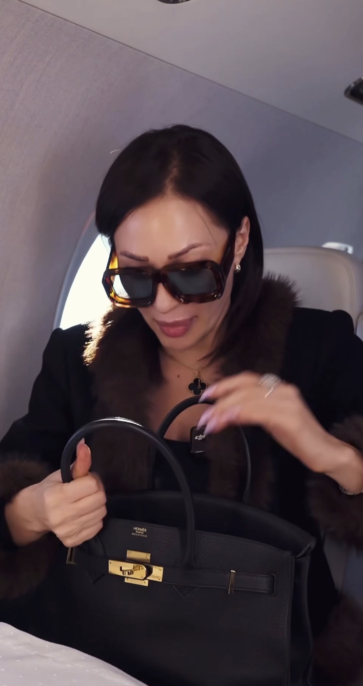 Ceca konačno pokazala šta sve nosi u torbi! Bez ovih stvari ne izlazi uz kuće: "Šarlotica, gospođa Biber..."