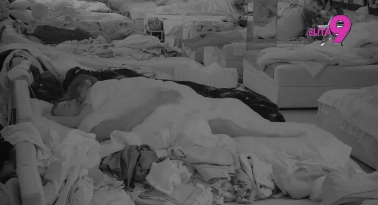 Sin Zlate Petrović zatresao krevet sa Sarom Stojanović! On joj je PETI s kojim je imala odnose u rijalitiju