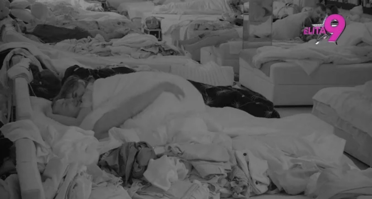 Sin Zlate Petrović zatresao krevet sa Sarom Stojanović! On joj je PETI s kojim je imala odnose u rijalitiju