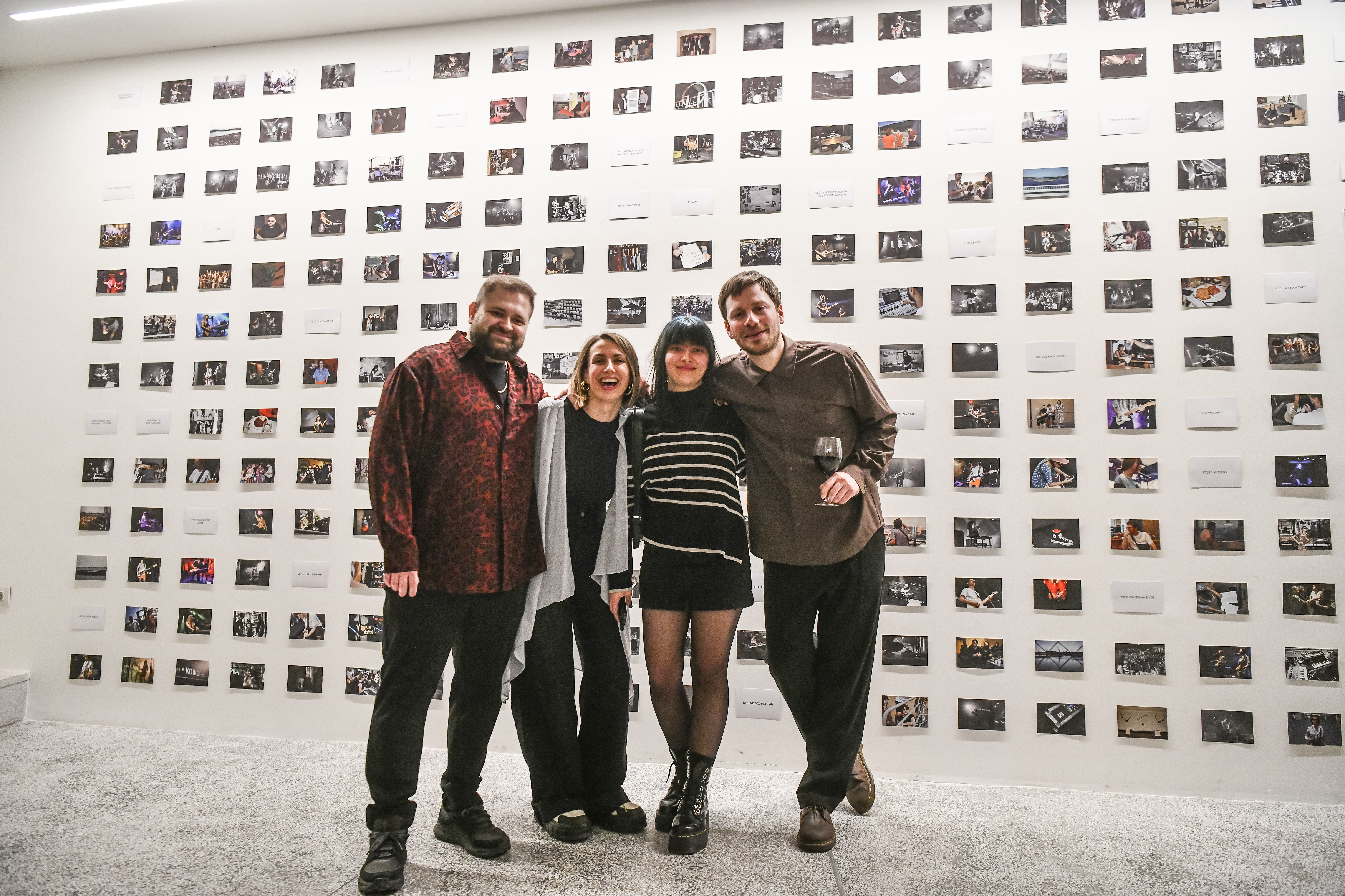 Otvorena Izložba „Mikromomenti sreće“ otvorena: KOIKOI slave pet godina rada u susret beogradskom koncertu