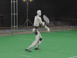 Robot igra tenis