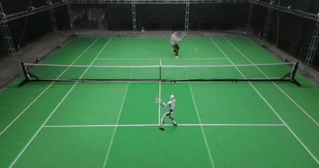 Teniski teren, robot igra tenis