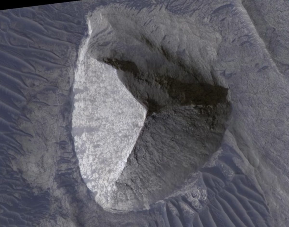 Neobična struktura SNIMLJENA NA MARSU pokrenula lavinu teorija: Mnogi tvrde da liči na "piramidu"