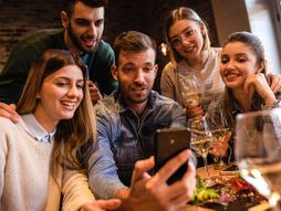 prijatelji u restoranu selfie