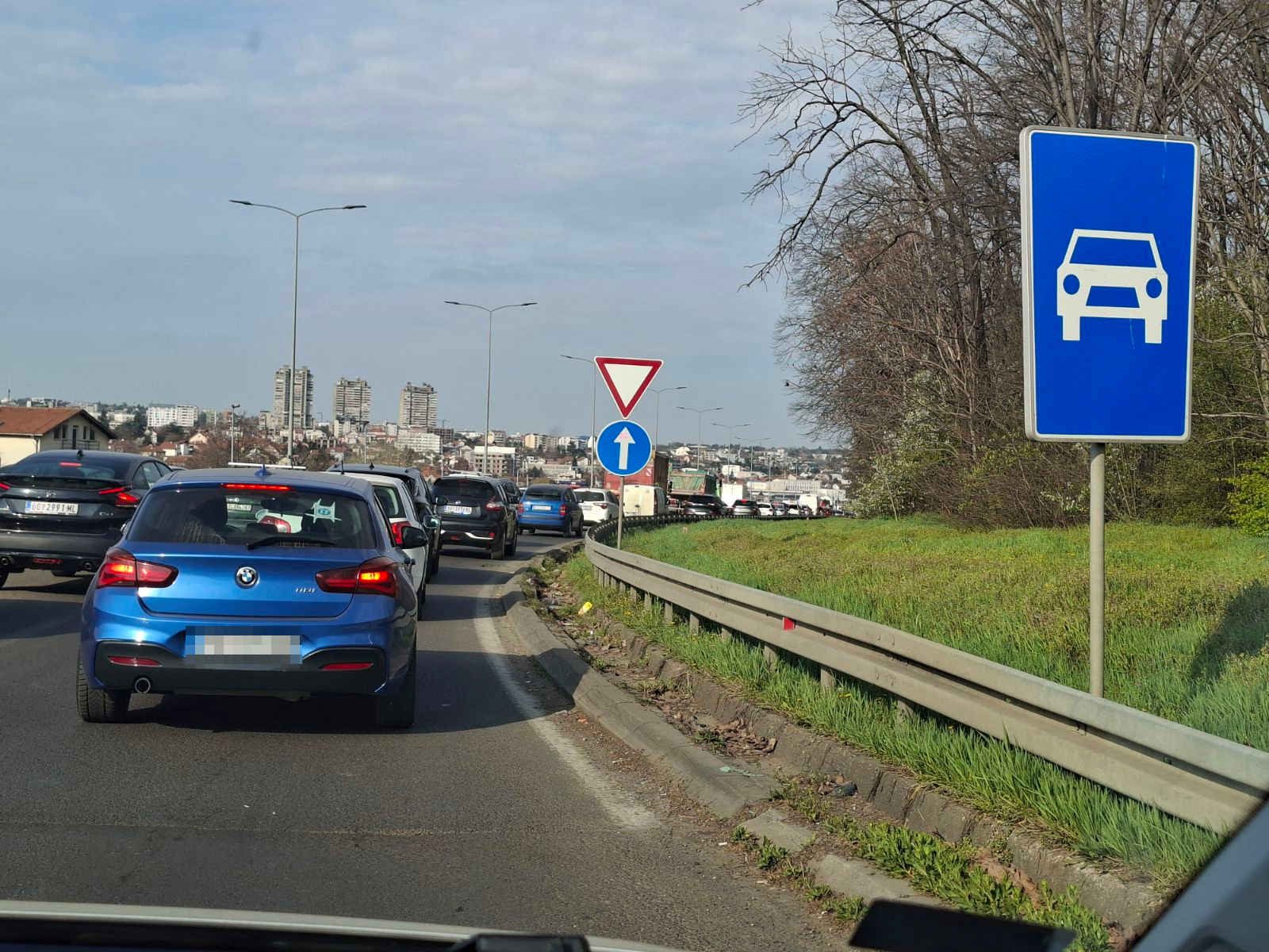 AMSS uputio apel vozačima! Ako ne ispoštujete OVAJ propis, čeka vas kazna od 10.000 dinara