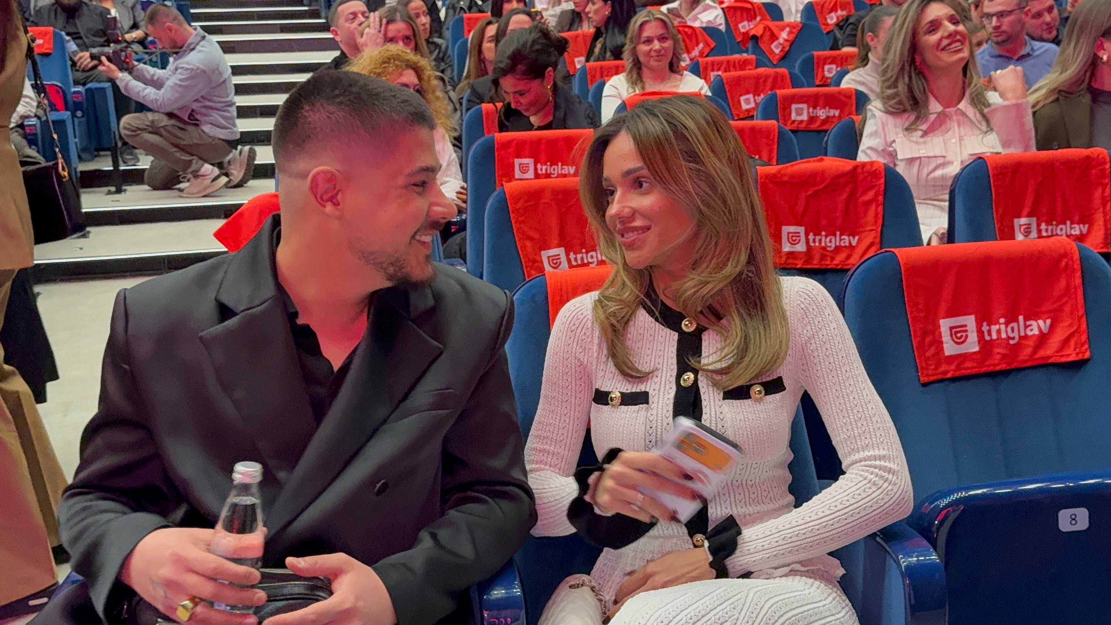 Breskvica blista u belom, ceo Sava centar gleda u nju! Stigla na koncert Magla benda, evo ko joj pravi društvo