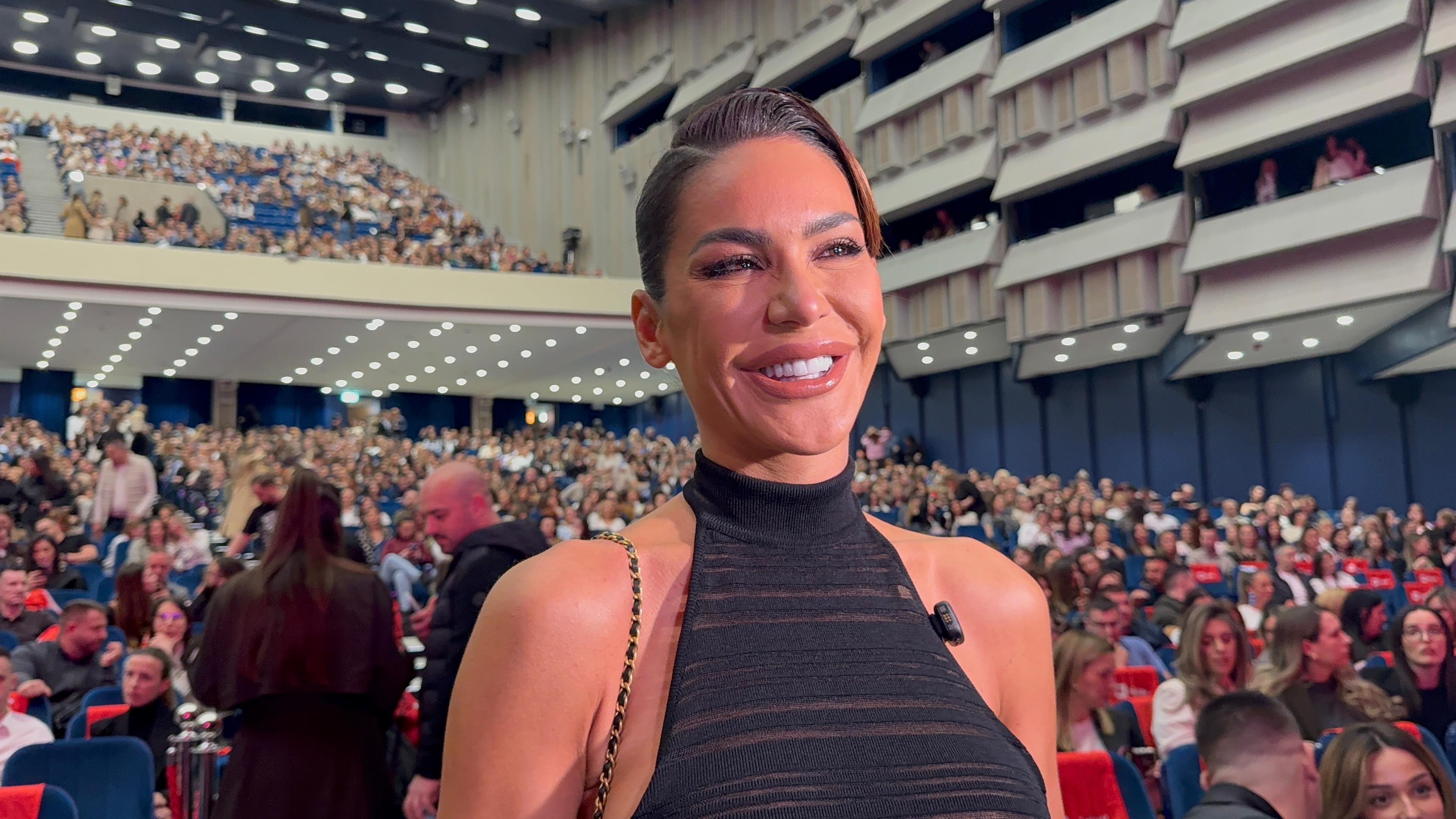 Marina pokazala prsten, pevačeva supruga pokušala da se sakrije: Poznati luduju na koncertu Magla benda