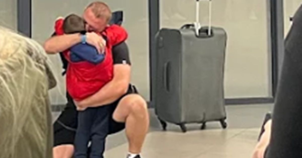 "Come my love": Touching scene during the reception of the plane with Serbian citizens from Doha, a boy jumped into his father's arms