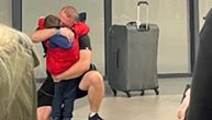 "Dođi ljubavi": Dirljiva scena tokom dočeka aviona s državljanima Srbije iz Dohe, dečak skočio tati u zagrljaj