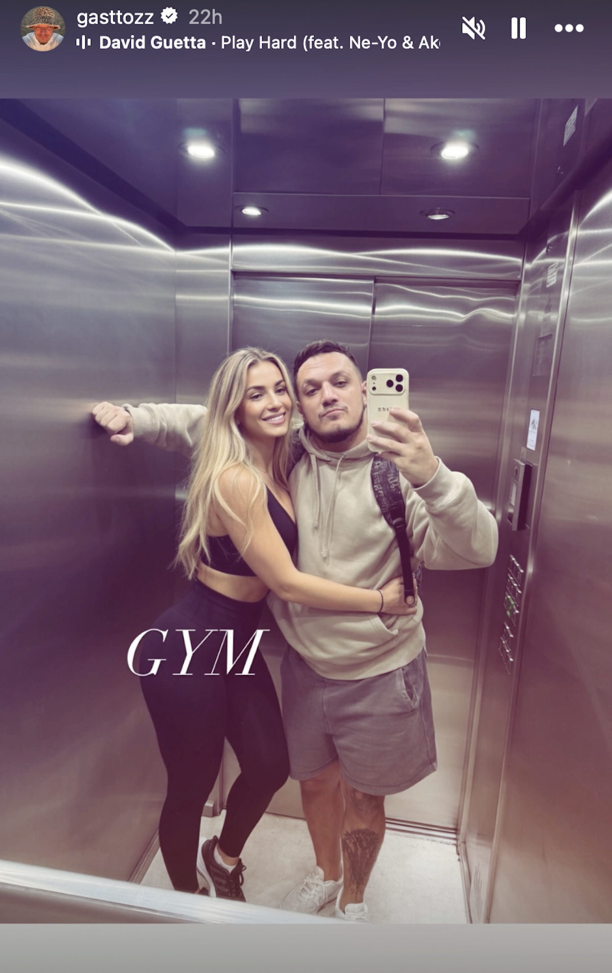 Gastoz uživa s plavušom, izgleda kao živa Barbika! Sprema mu kafu u stanu, na sebi nosi roze čipku: "Bez..."