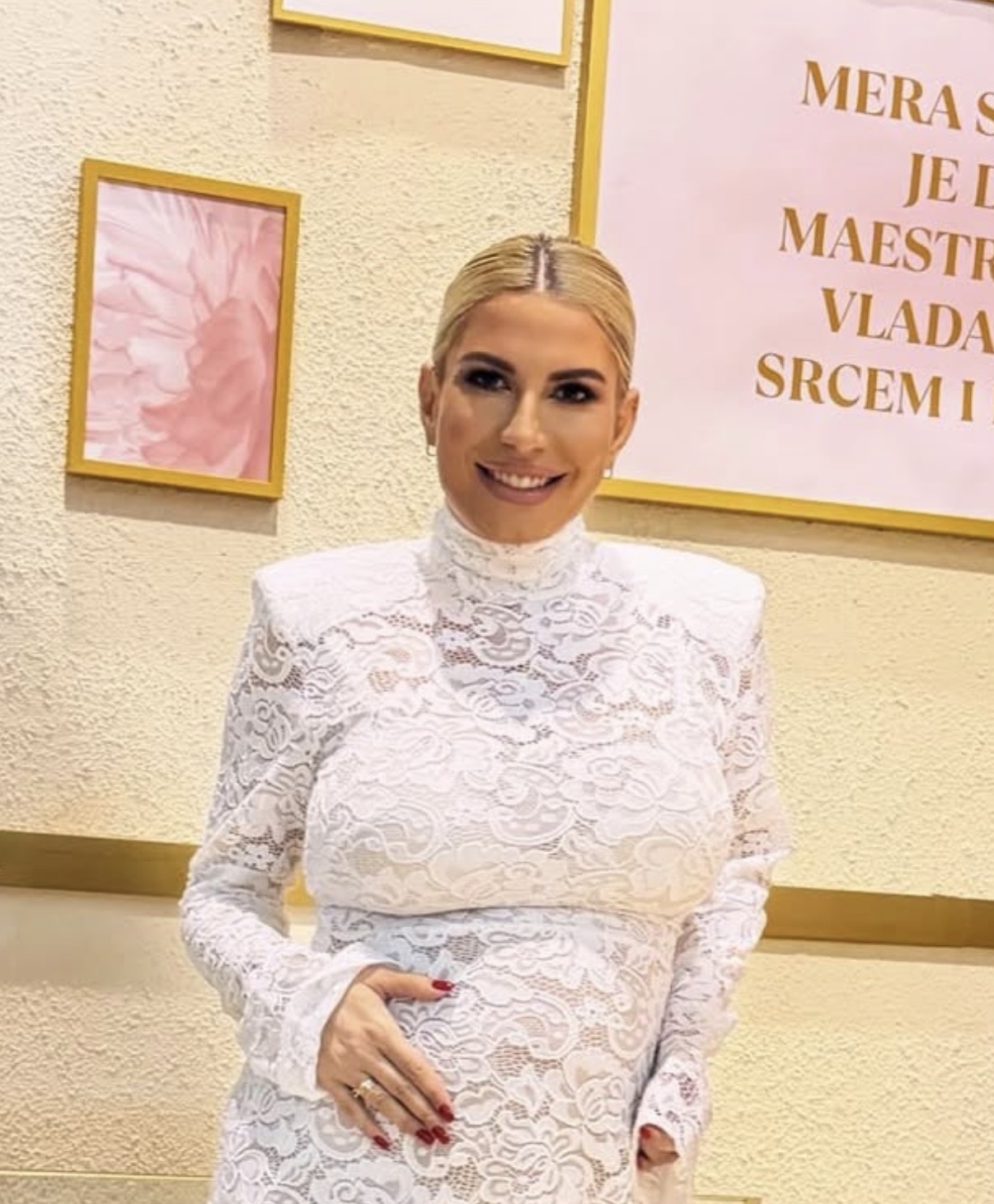 Ruke na stomaku, a na ruci sija burma: Trudna Dea Đurđević blista u belom, kažu da je nikad lepša