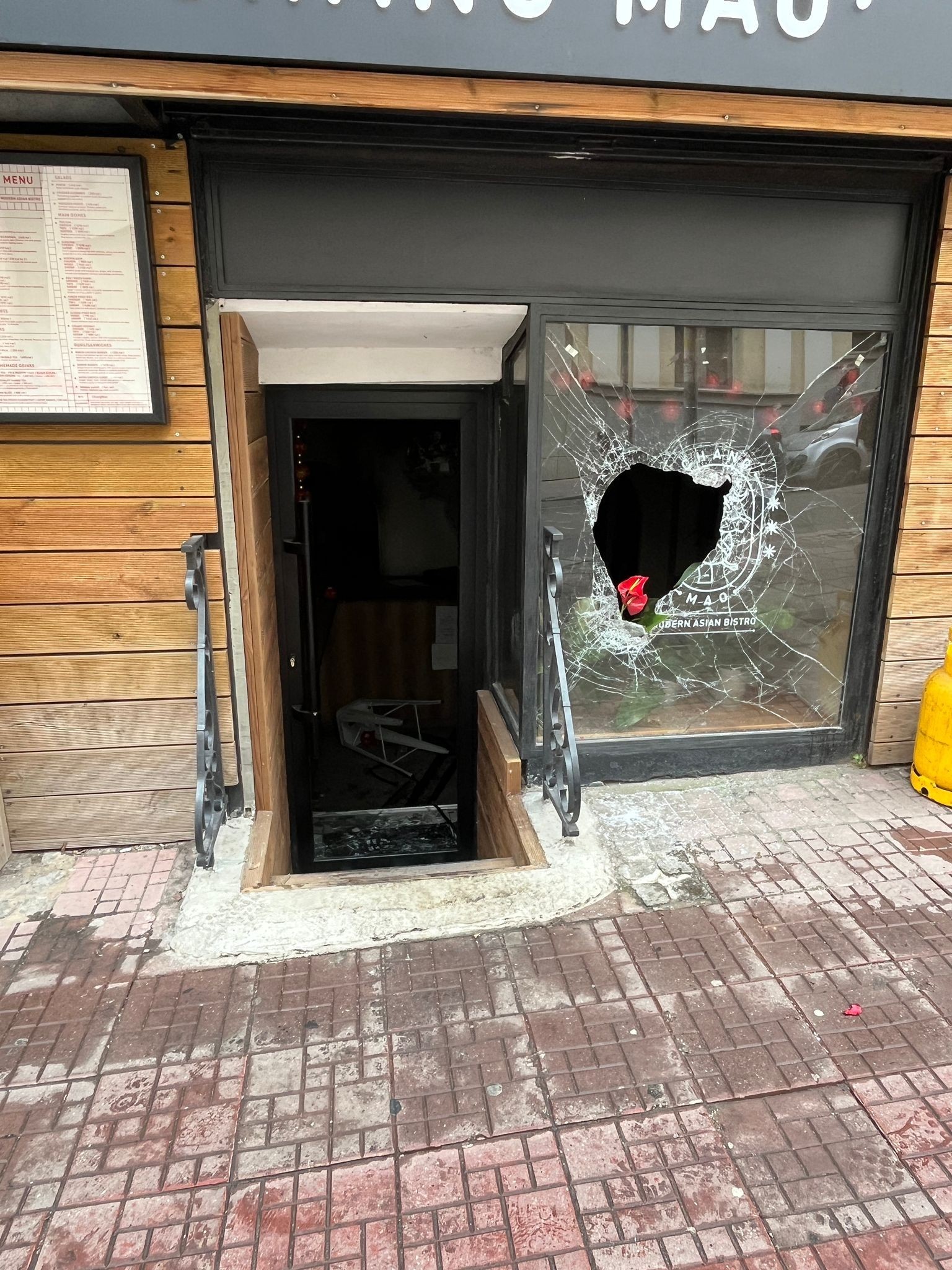 First photos of restaurant in Belgrade set on fire by assailant!