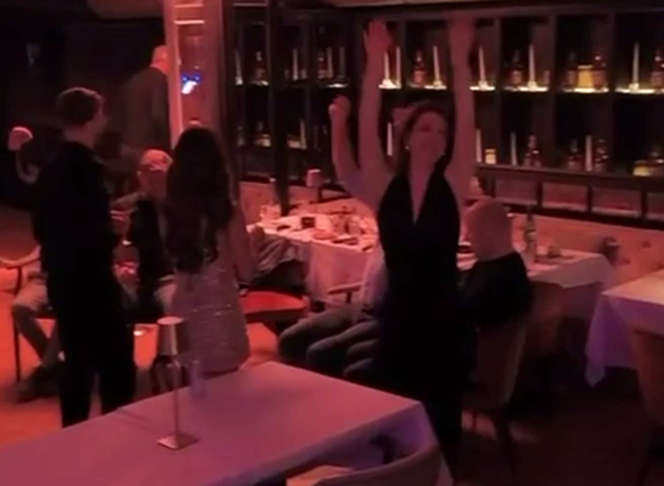 Mića Berić naručio omiljenu pesmu Željka Obradovića, pogledajte reakciju Dončićevog oca pored njega