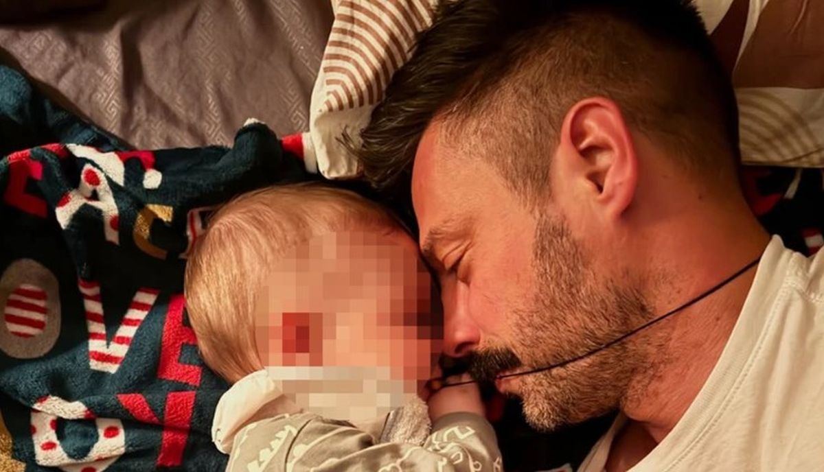 Vasić ljubi sina kojeg je dobio pre nekoliko meseci, on čvrsto drži krst: Ova slika istopila je srca