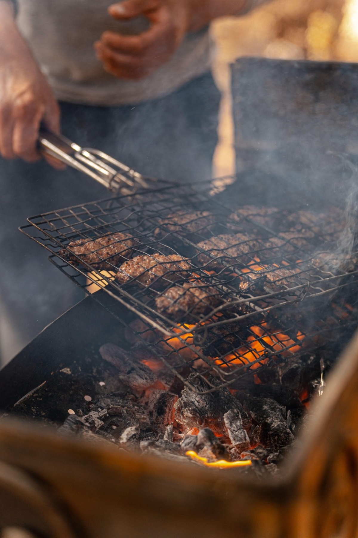 UMALO IZGUBILI GLAVU! Cela porodica završila u bolnici zbog roštilja: Pogledajte gde su raspalili vatru