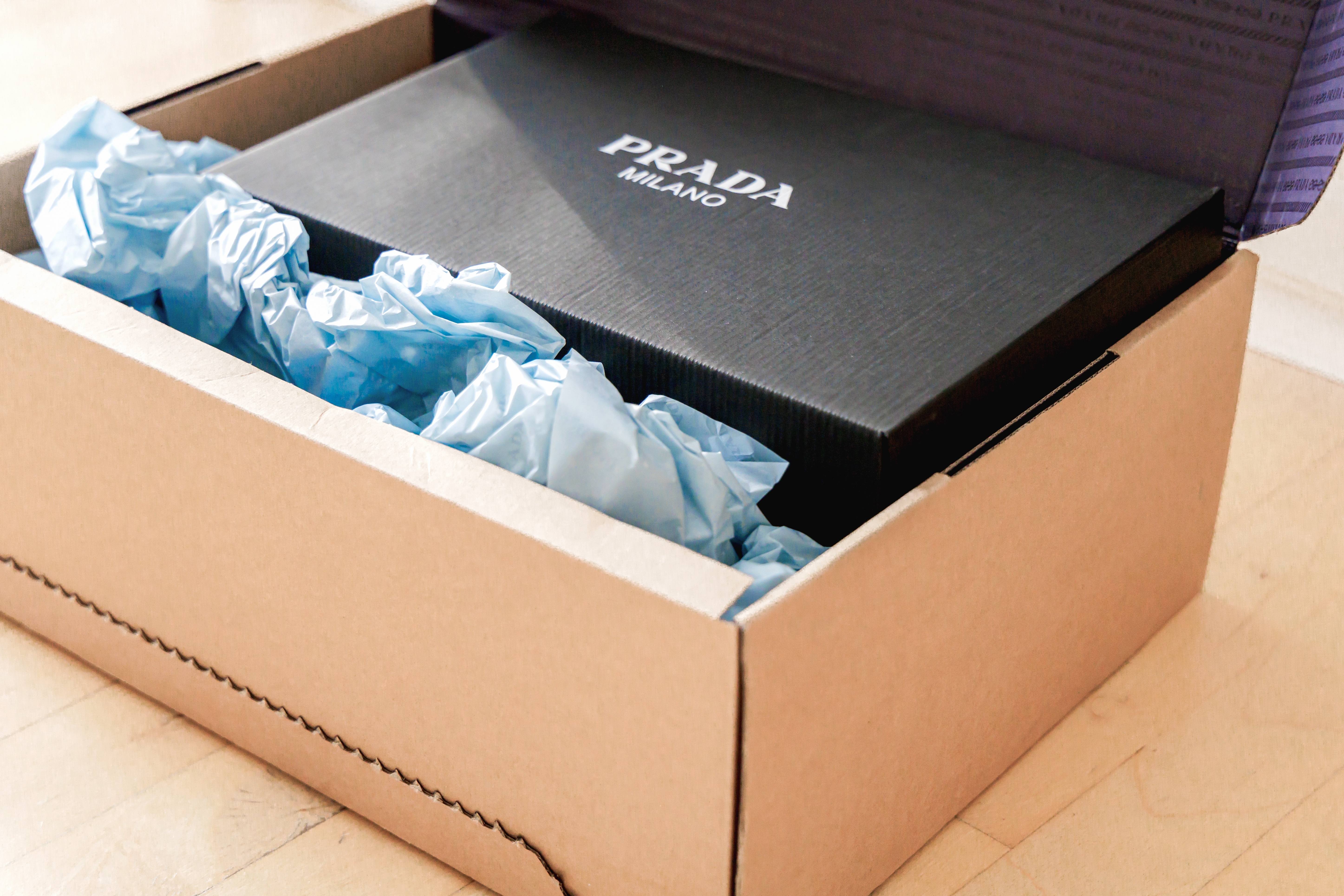 Čuvena modna kuća Prada na meti spektakularne krađe! Lopovi zbrisali sa cipelama vrednim pola miliona evra