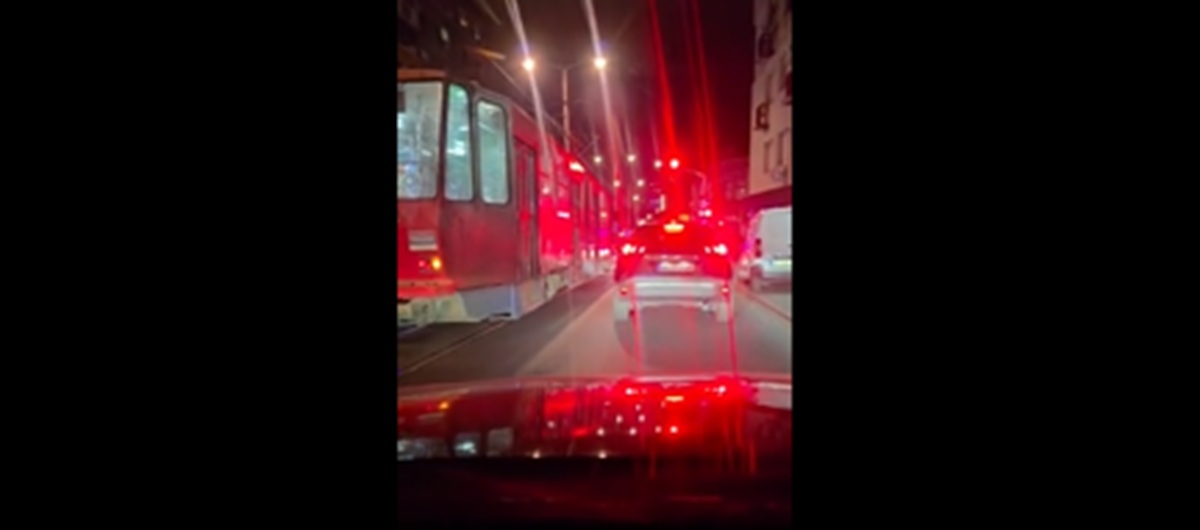 Zbog udesa u Ulici vojvode Stepe sve stoji: Automobil naleteo na motocikl, vozač prevezen u bolnicu