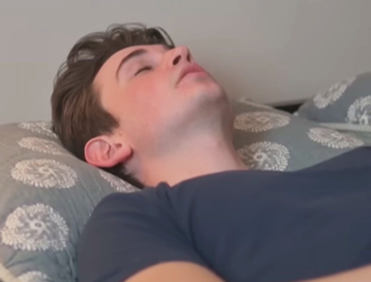 TEŠKO ZASPITE? Ovaj mladić je testirao čuvenu VOJNIČKU METODU USPAVLJIVANJA i evo šta se desilo