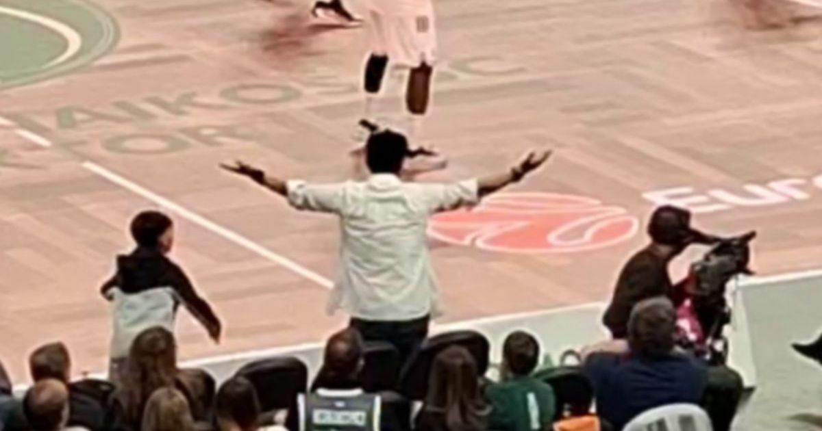 Cover image for He removed Bodiroga from the hall, lit a cigarette, and then jumped next to the court with every move of the Crvena zvezda and Panathinaikos players
