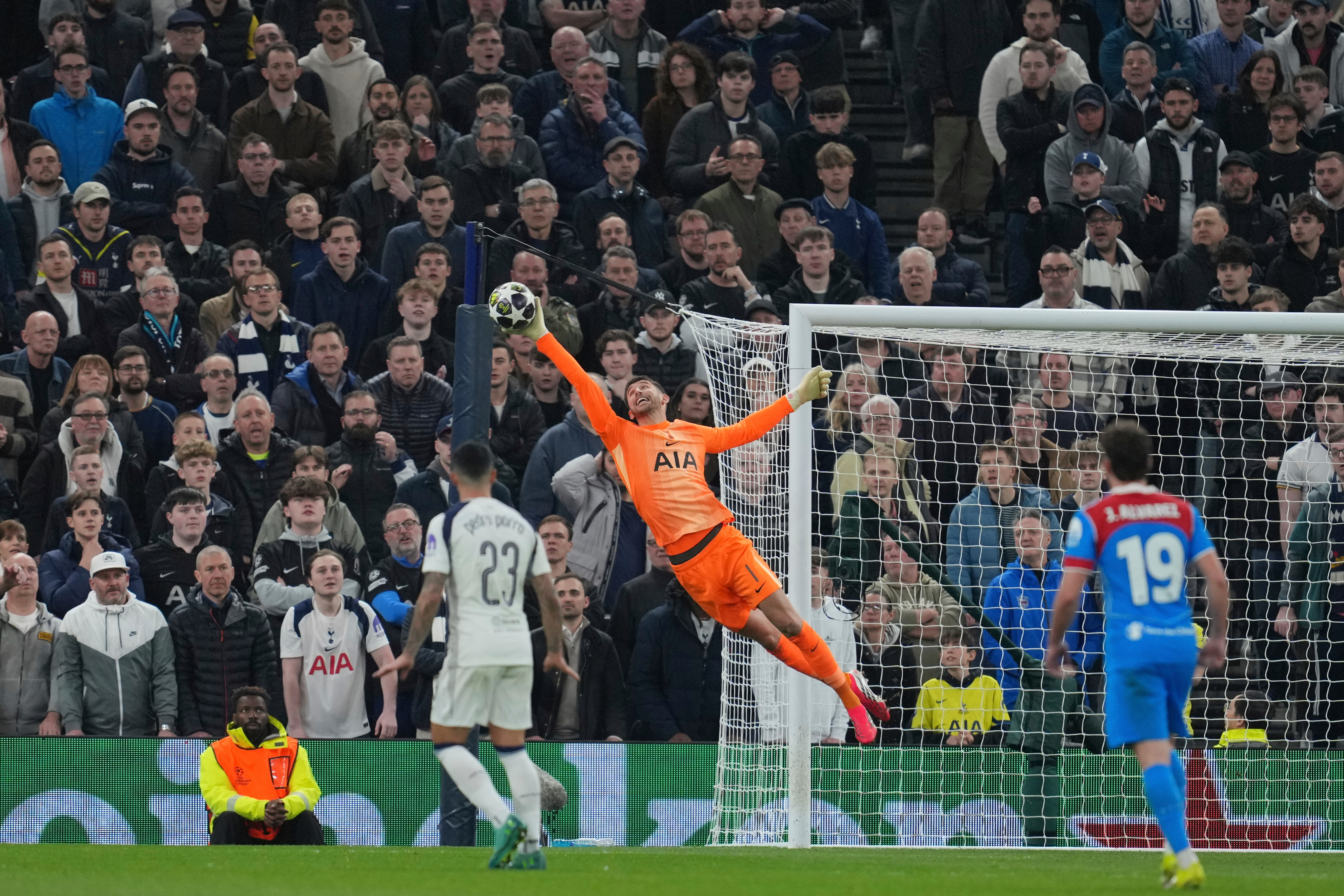 Golman Totenhema operiše kilu, hendikep dok se legendarni klub bori za opstanak