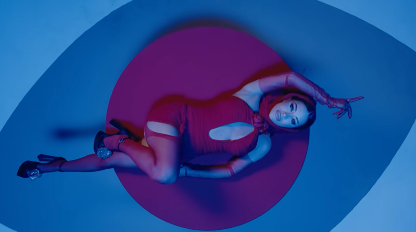 Zbog Teinih tangi nastao haos na mrežama: Ona legla na sto u miniću, zbog ove scene su SVI zinuli